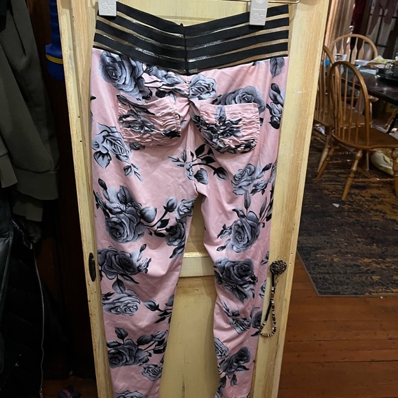 Butt sculpting leggings with floral print brand new wo tags size medium - Picture 2 of 5